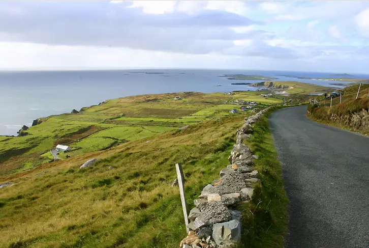 Skyroad. Paisaje verde y salvaje en la Connemara.