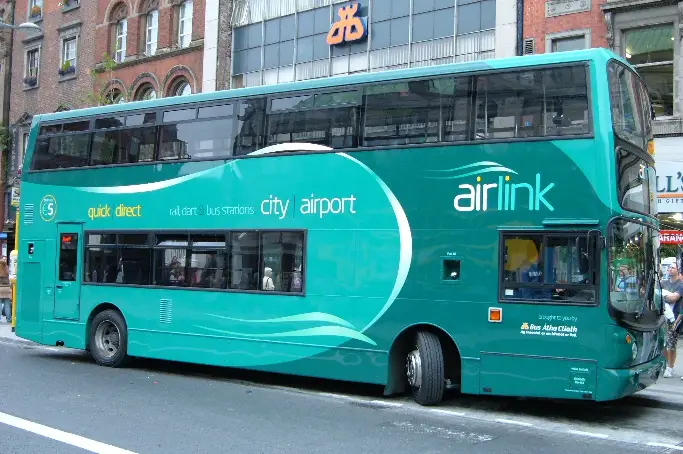 Autobús aeropuerto Dublín Airlink. Airlink es una compañía de autobuses ejecutivos operada por Dublinbus. La tarifa es de 3€ para niños y 7€ para adultos.