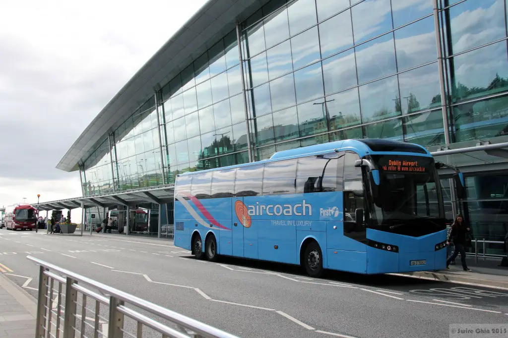 Autobús aeropuerto Dublín Aircoach. Aircoach dispone de autobuses de calidad y rápidos. Tarifa: 10€ para adultos y 1,50€ para niños.