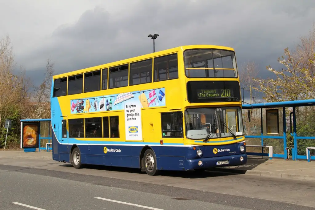 Autobús urbano Dublín. Son autobuses de dos pisos y lo más baratos: 1€ para niños y 2,20€ para adultos.