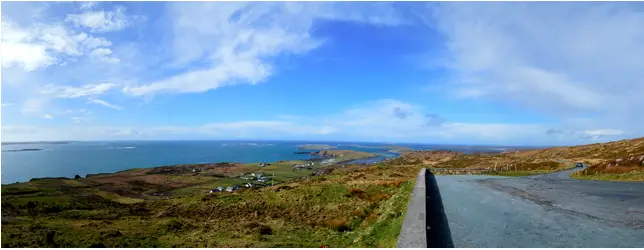 Vista panorámica en dirección al pueblo de Clifden.