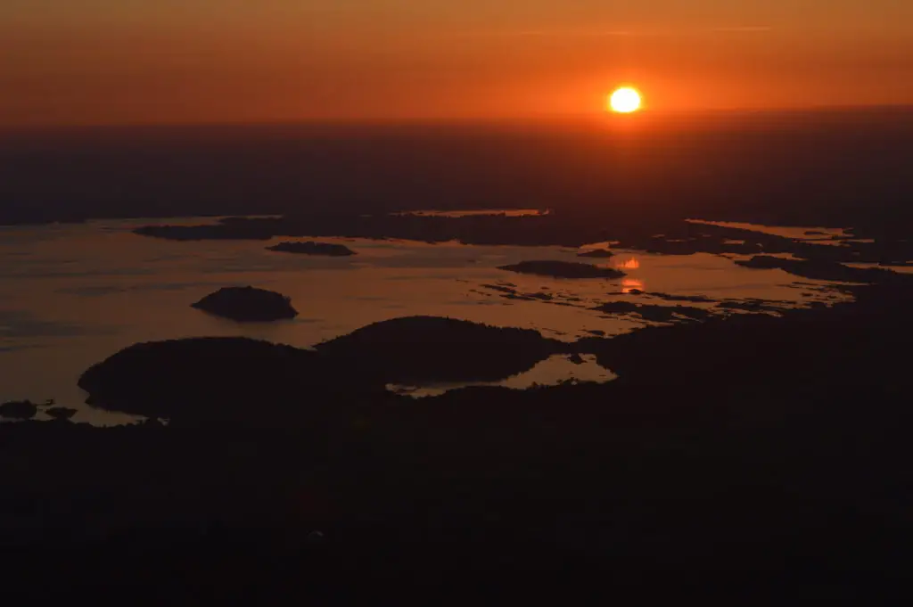 Hermoso amanecer desde la cima del gablete del monte frente a Clonbur y Lough Mask.