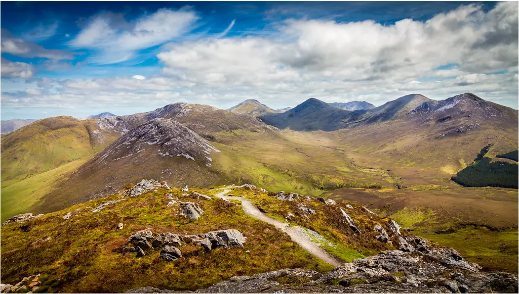 Vista desde la cumbre de Diamond Hill en el Parque Nacional de Connemara.