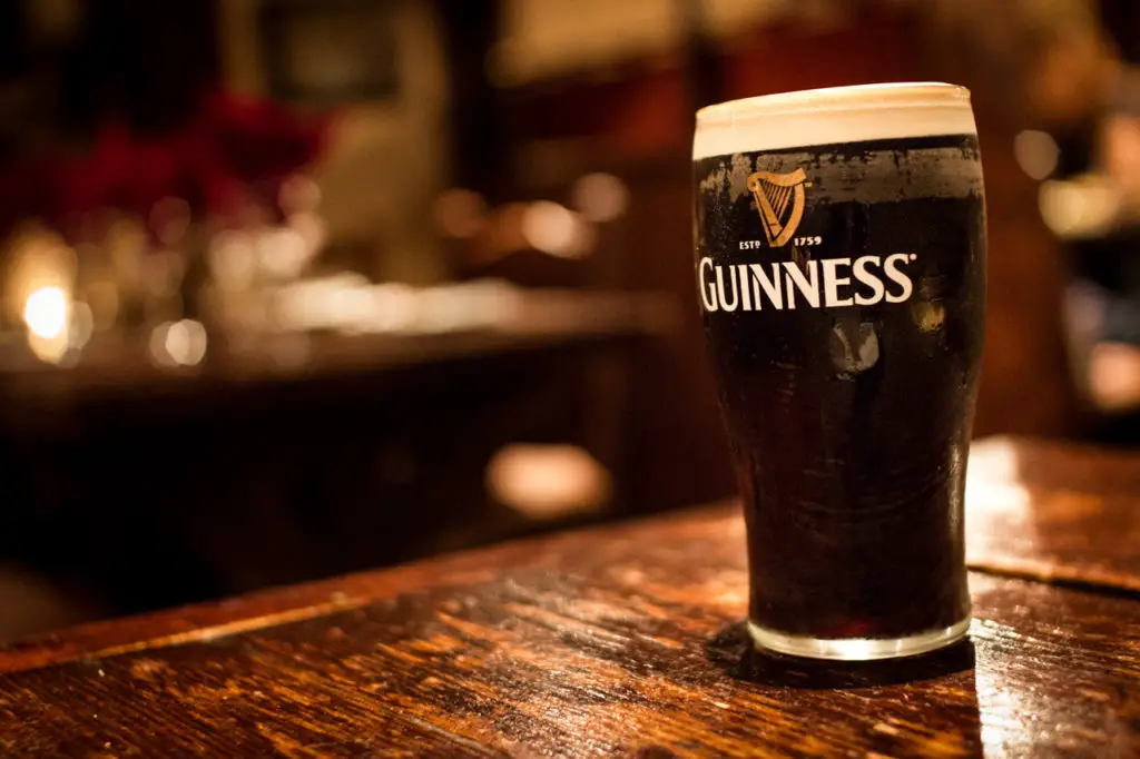 Una pinta de Guinness en un bar irlandés.
