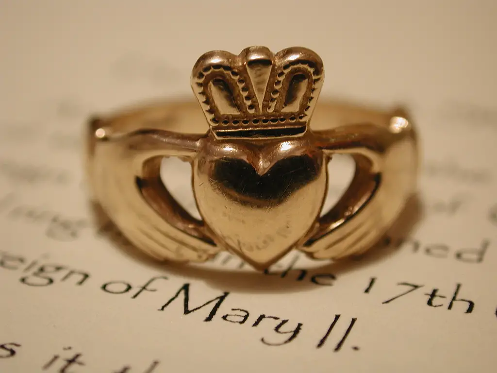 Anillo de Claddagh. Es un anillo que puede ser de oro o plata, para hombre o mujer. Representa el amor, la amistad y la lealtad.