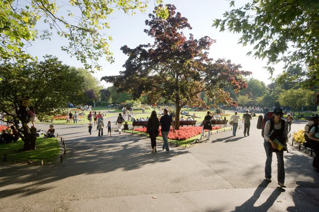 Precioso parque verde y soleado, perfecto para hacer deporte, dar un paseo o relajarse. Motivo para vivir en Irlanda: la simplicidad de la vida en Irlanda.