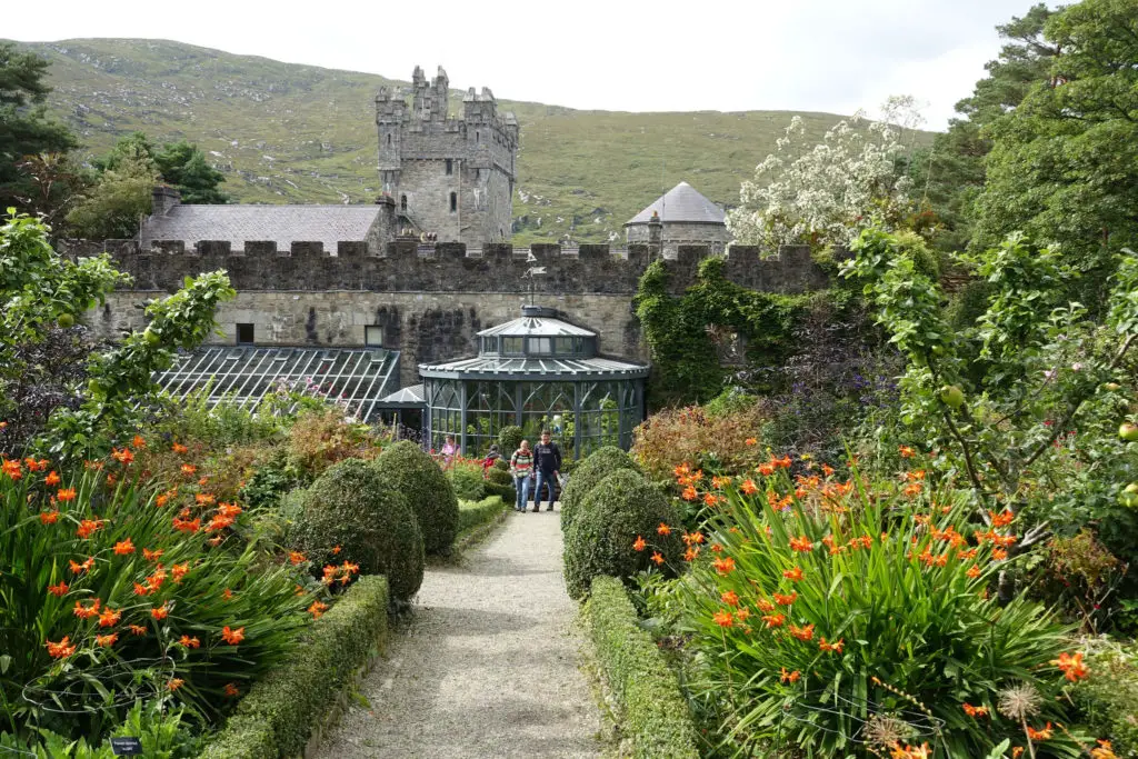 Parque nacional de Glenveagh. El castillo está rodeado de jardines con una gran colección de plantas, naranjales y terrazas italianas.