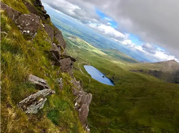 Senderismo en Carrauntoohil, la montaña más alta de Irlanda.
