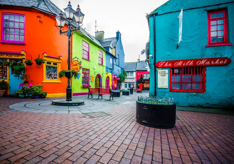 Costa sur de Irlanda con sus particulares casas de colores.