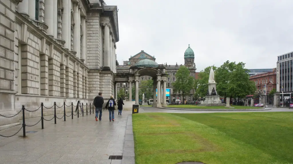 Ayuntamiento de Belfast. Se trata de un hermoso edificio neobarroco de finales del siglo XIX en el que se exhiben esculturas y pinturas entre columnas de mármol.