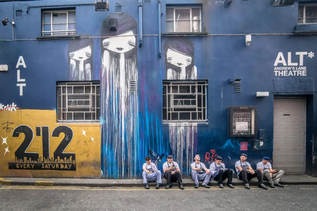 Grupo de trabajadores descansando. Motivo para vivir en Irlanda: la gente amigable.