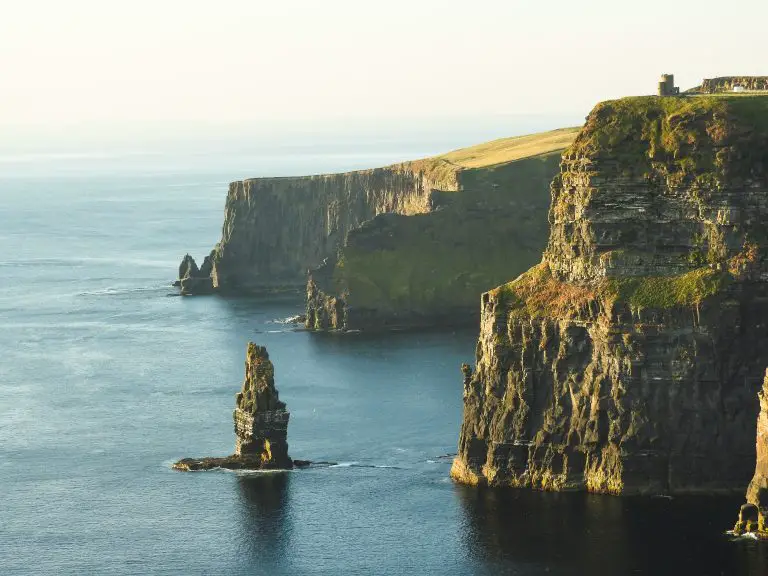 Preciosos acantilados de Moher en la costa irlandesa.