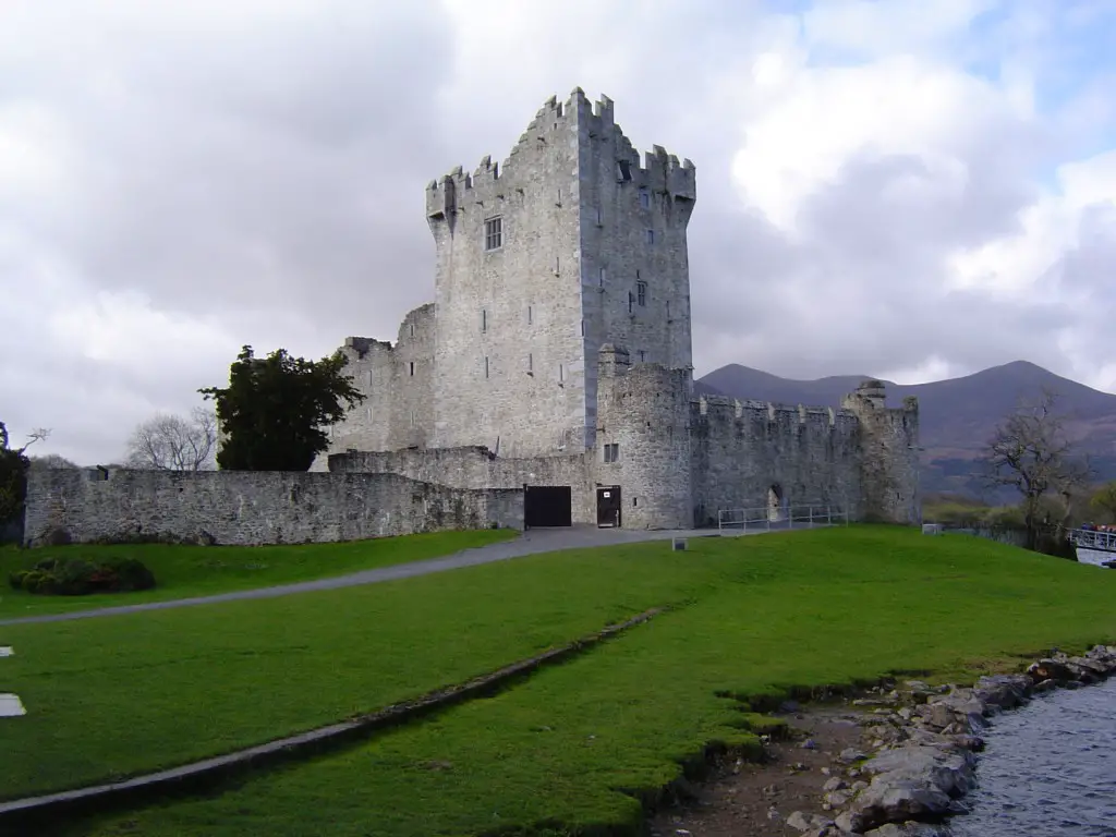 Castillo de Ross es un hermoso castillo típico irlandés y fue una fortaleza del jefe de un clan irlandés en la Edad Media.