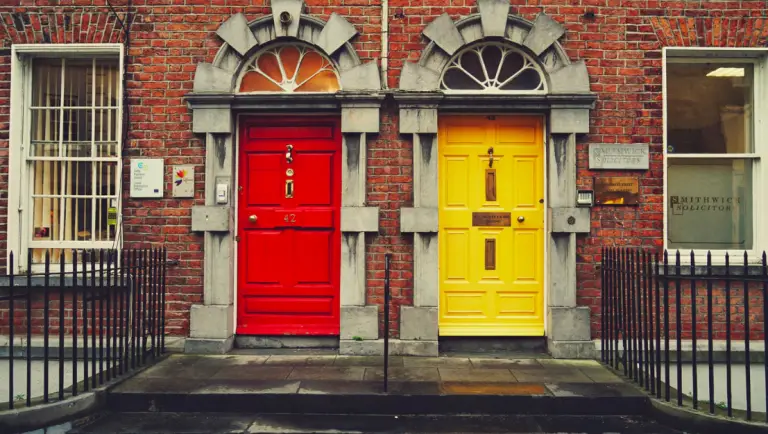 Portales pintorescos con puertas coloridas y paredes de ladrillo en Irlanda.

