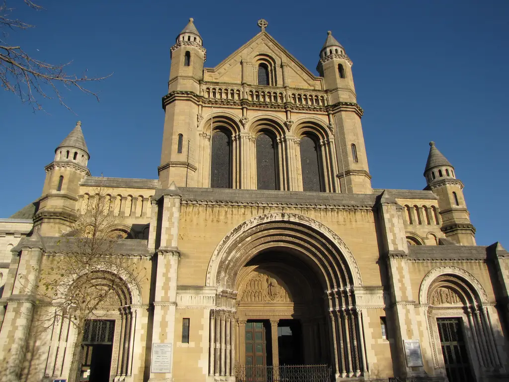 Catedral Santa Ana de Belfast. La Catedral de Santa Ana y su arquitectura románica acogen a coros de todo el mundo.
