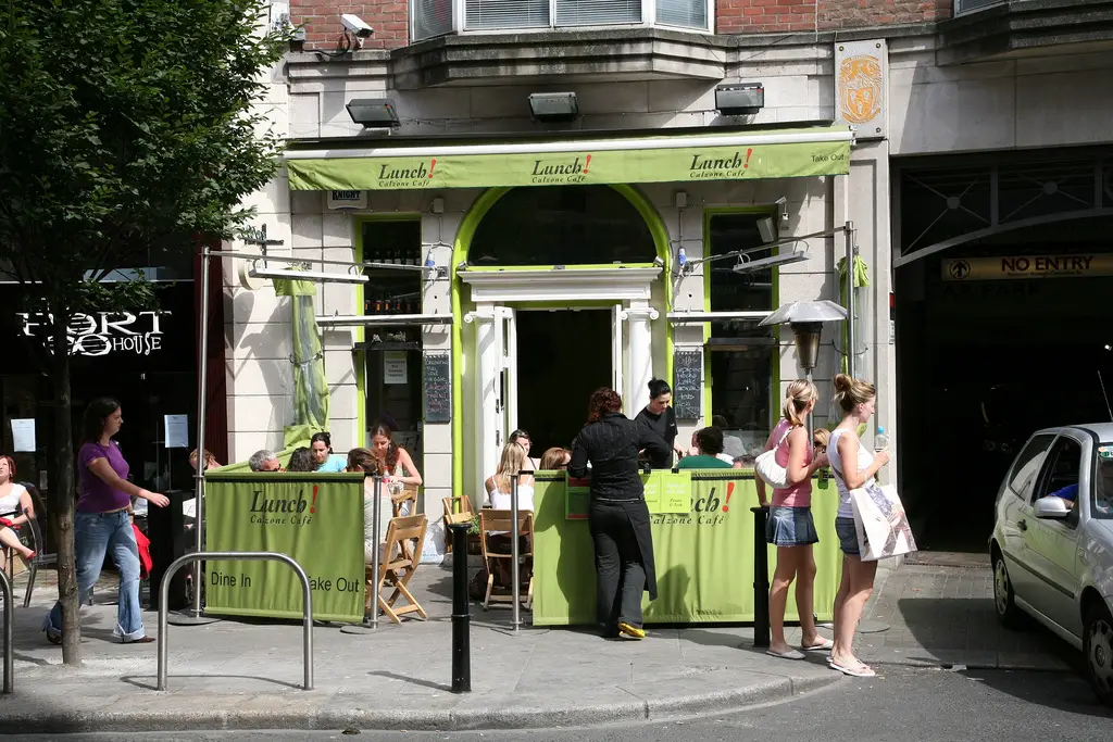 Restaurantes y cafés en las calles de Dublín. Motivo para vivir en Irlanda: El dinamismo de la ciudad.