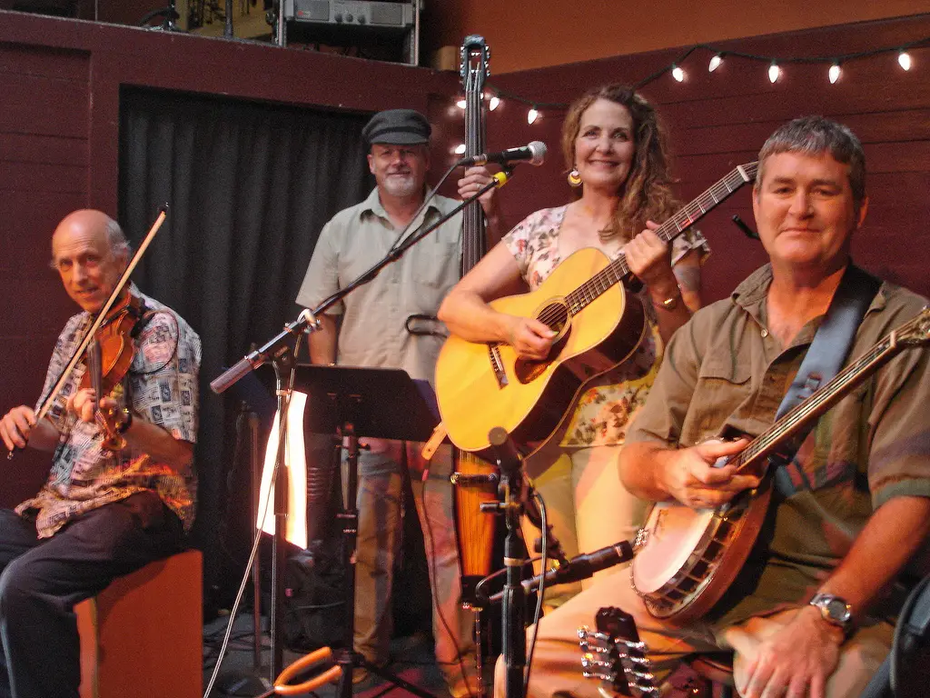 Banda de música Irlandesa antes de realizar una sesión en vivo en un bar. Motivo para vivir en Dublín: la música