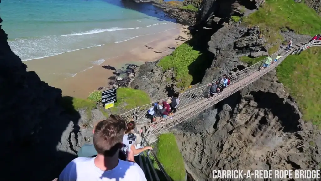 Rope Bridge en Irlanda. Es un puente de cuerda de 20 metros a 30 metros de altura y lleva a Rocky Island, una pequeña isla a sólo 20 metros de la costa.