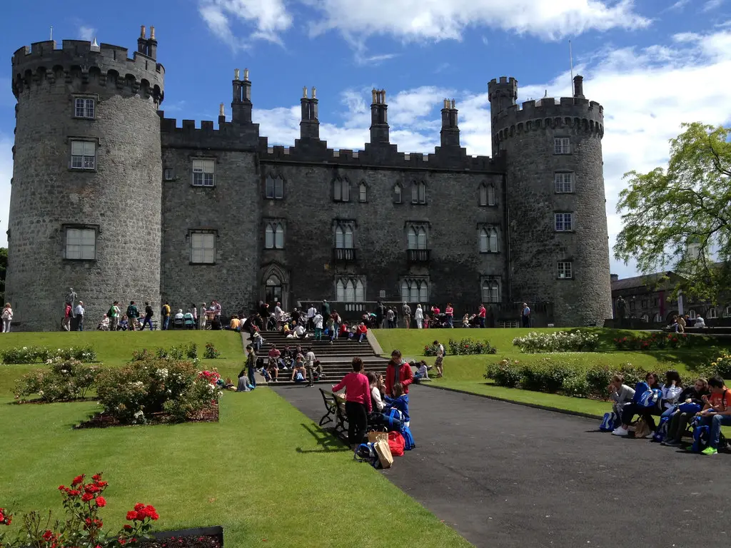 El Castillo de Kilkenny (en irlandés: Caisleán Froid Chainnigh) es un castillo situado en Kilkenny, a una hora y media de Dublín.