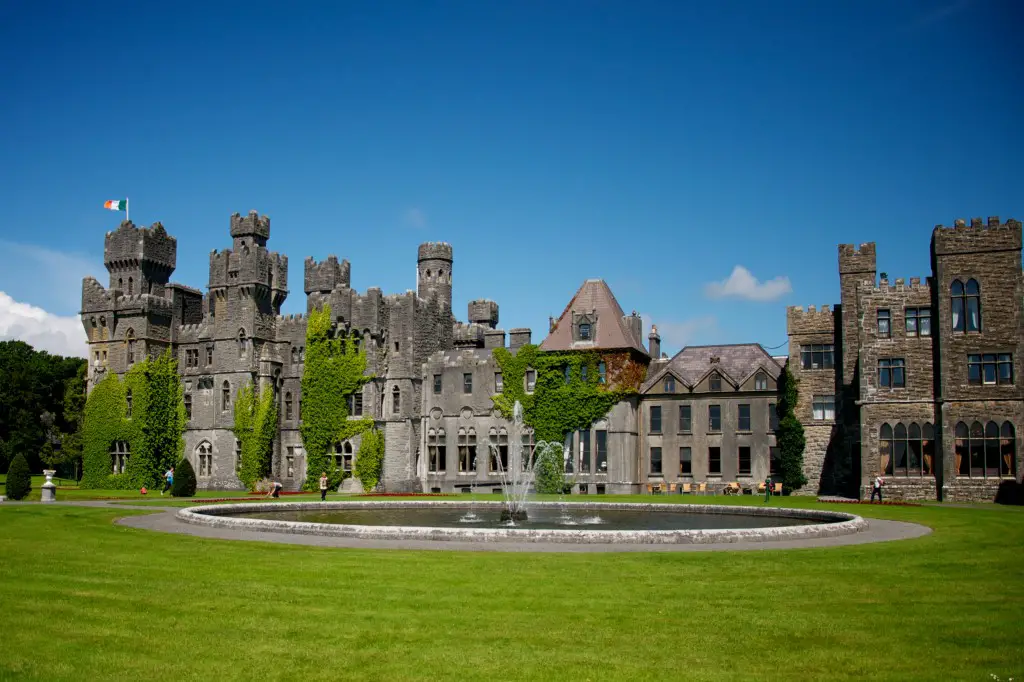 En el condado de Galway, cerca de Cong, está el Castillo de Ashford, considerado como uno de los castillos más bellos de Irlanda.