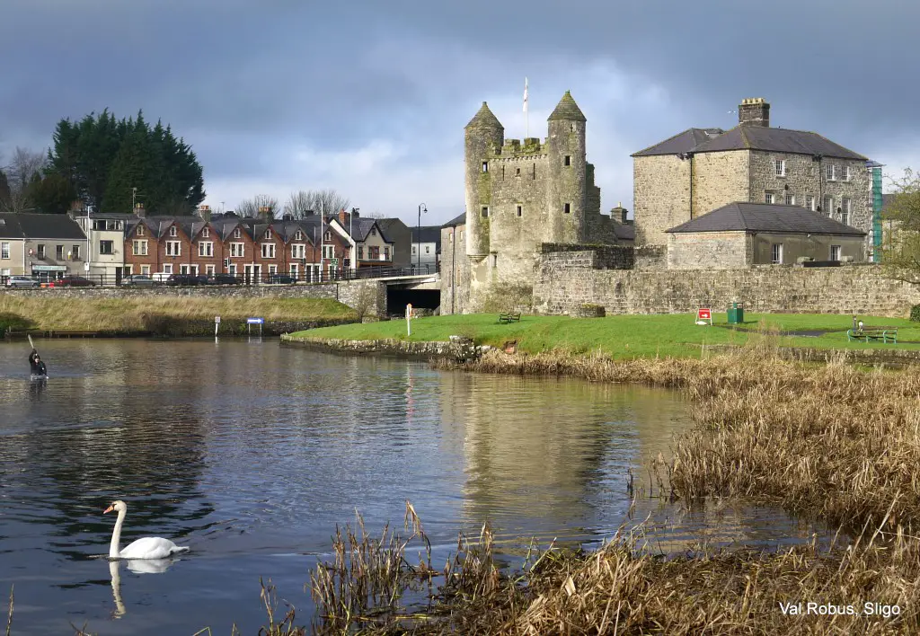 En el noroeste, está ubicado el enorme e imponente Castillo de Enniskillen. Este castillo era la antigua sede de los Maguires, que eran los líderes de los clanes de la zona.
