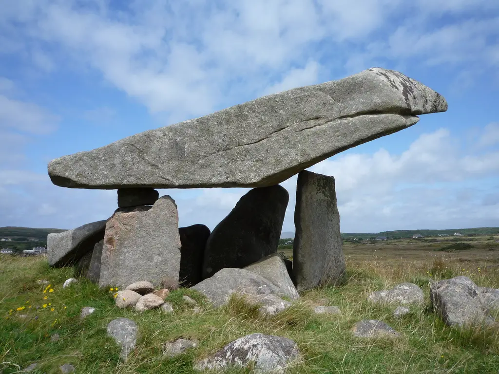 El dolmen de Kilclooney. Con 6 metros de ancho y 2 metros de alto, es uno de los dólmenes más grandes de Irlanda.
