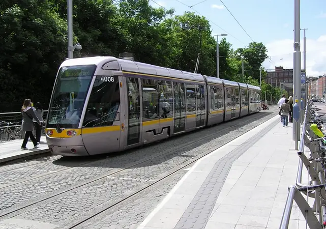 luas dublin. El tranvía sólo recorre la ciudad de Dublín. Las dos líneas que hay permiten cruzar la capital de norte a sur y de este a oeste.