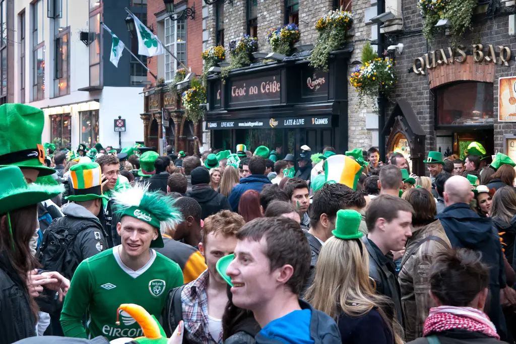 Ambiente festivo en las calles de Irlanda, repletas de jóvenes con sus gorros verdes tradicionales.